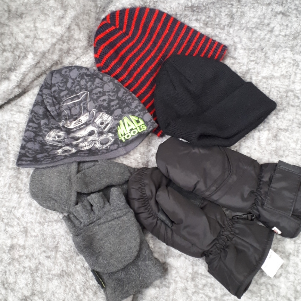 3 Boys Touques & 2 Mitts